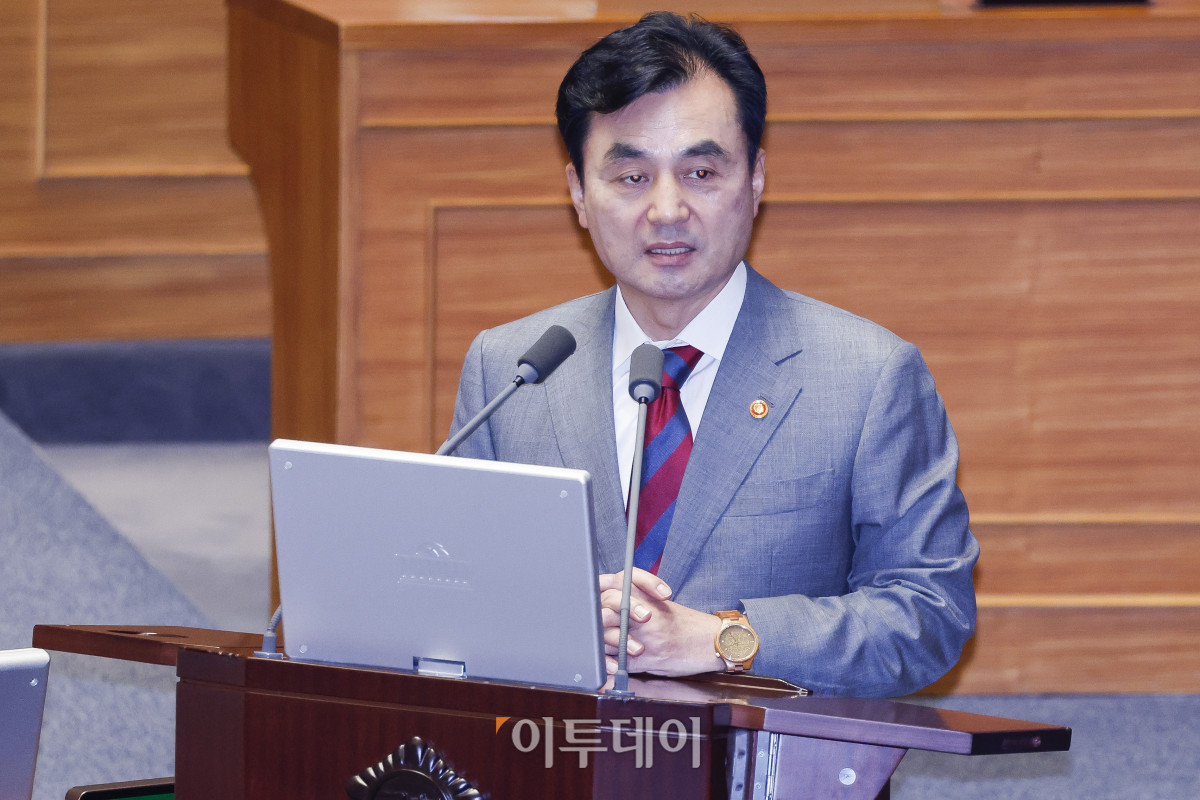 ▲안규백 국방부 장관이 16일 서울 여의도 국회 본회의에서 열린 외교·통일·안보 분야 대정부질문에서 의원 질의에 답하고 있다. 조현호 기자 hyunho@