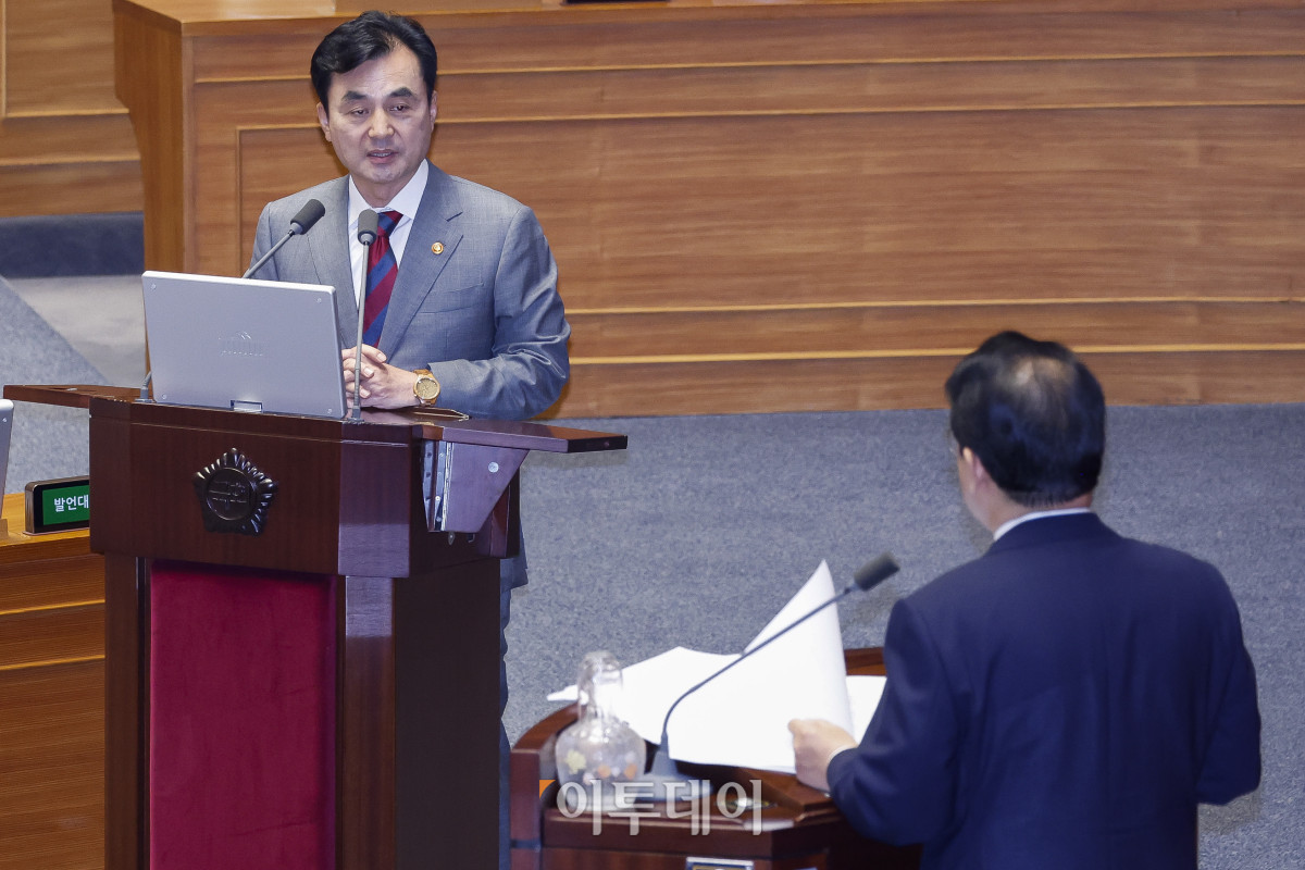 ▲안규백 국방부 장관이 16일 서울 여의도 국회 본회의에서 열린 외교·통일·안보 분야 대정부질문에서 의원 질의에 답하고 있다. 조현호 기자 hyunho@