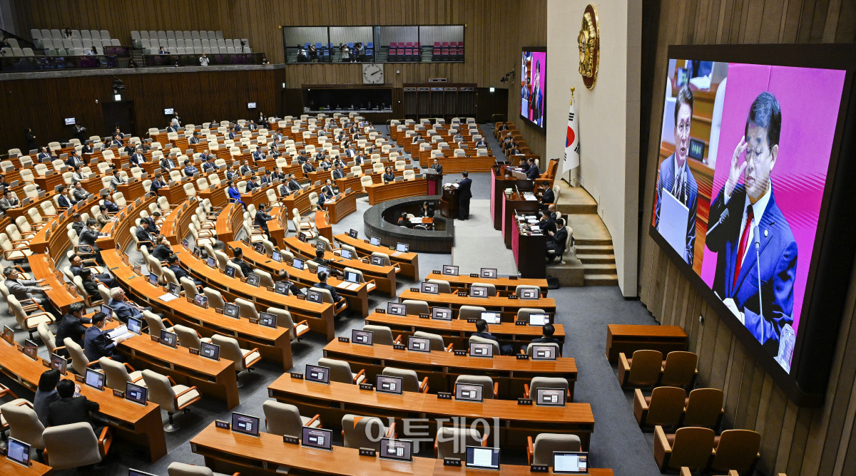 ▲김민석 국무총리가 16일 서울 여의도 국회 본회의에서 열린 외교·통일·안보 분야 대정부질문에서 의원 질의에 답하고 있다. 조현호 기자 hyunho@