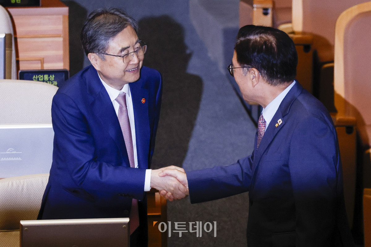 ▲우원식(오른쪽) 국회의장이 16일 서울 여의도 국회 본회의에서 열린 외교·통일·안보 분야 대정부질문에 참석하며 조현 외교부 장관과 인사를 나누고 있다. 조현호 기자 hyunho@