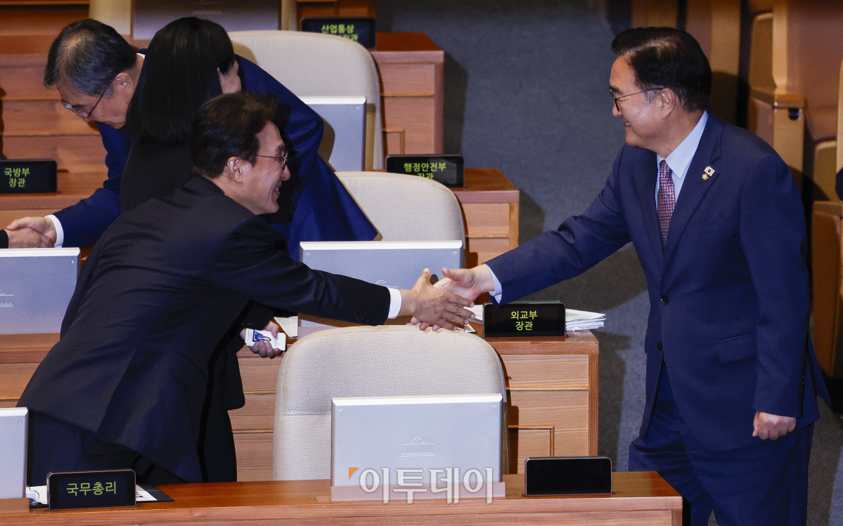 ▲우원식(오른쪽) 국회의장이 16일 서울 여의도 국회 본회의에서 열린 외교·통일·안보 분야 대정부질문에 참석하며 김민석 국무총리와 악수를 하고 있다. 조현호 기자 hyunho@