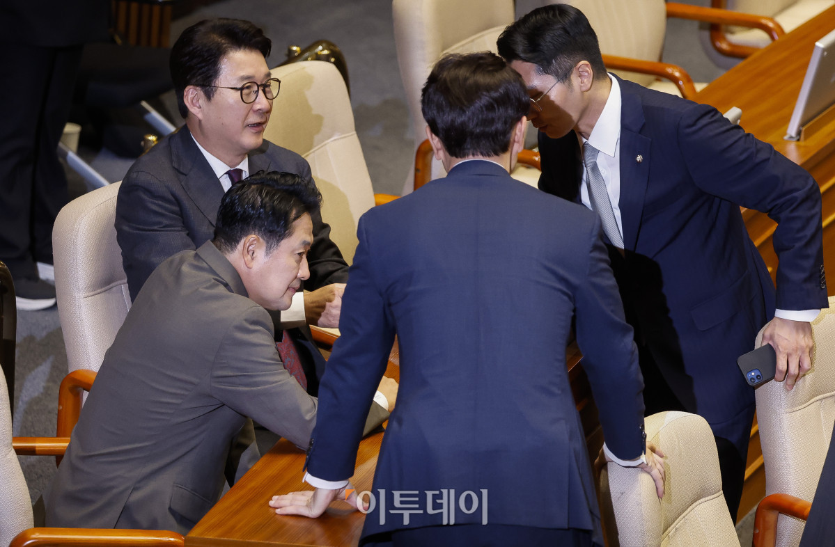 ▲국민의힘 장동혁(왼쪽) 당대표와 의원들이 16일 서울 여의도 국회 본회의에서 열린 외교·통일·안보 분야 대정부질문에서 대화를 하고 있다. 조현호 기자 hyunho@