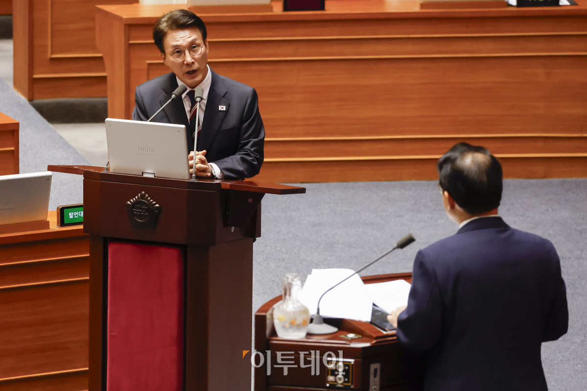 ▲김민석 국무총리가 16일 서울 여의도 국회 본회의에서 열린 외교·통일·안보 분야 대정부질문에서 의원 질의에 답하고 있다. 조현호 기자 hyunho@