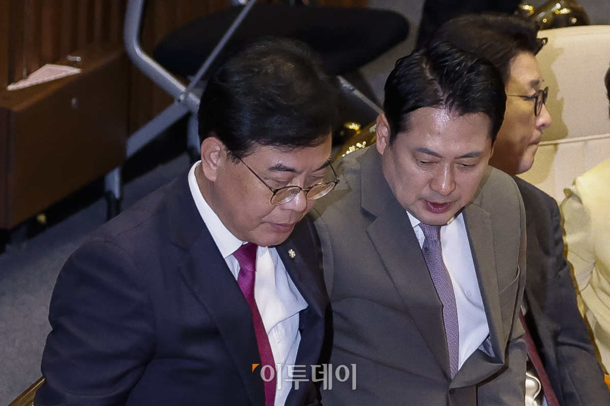 ▲국민의힘 장동혁(가운데) 당대표와 송언석 원내대표가 16일 서울 여의도 국회 본회의에서 열린 외교·통일·안보 분야 대정부질문에서 대화를 마친 후 본회의장을 나서고 있다. 조현호 기자 hyunho@