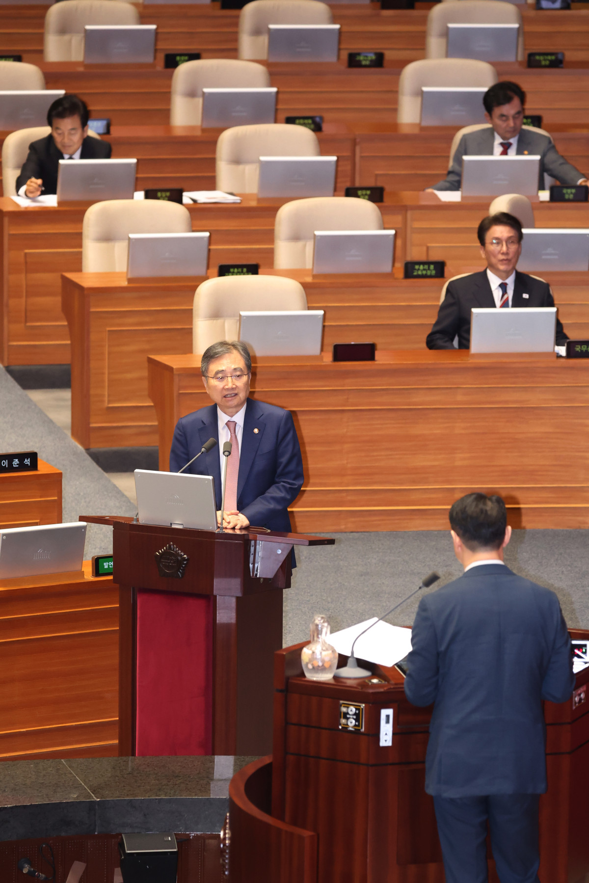 ▲조현 외교부 장관이 16일 외교·통일·안보 분야 대정부 질문이 진행된 국회 본회의에서 한미 관세 협상과 관련한 국민의힘 김건 의원의 질문에 답하고 있다. 2025.9.16 (연합뉴스)