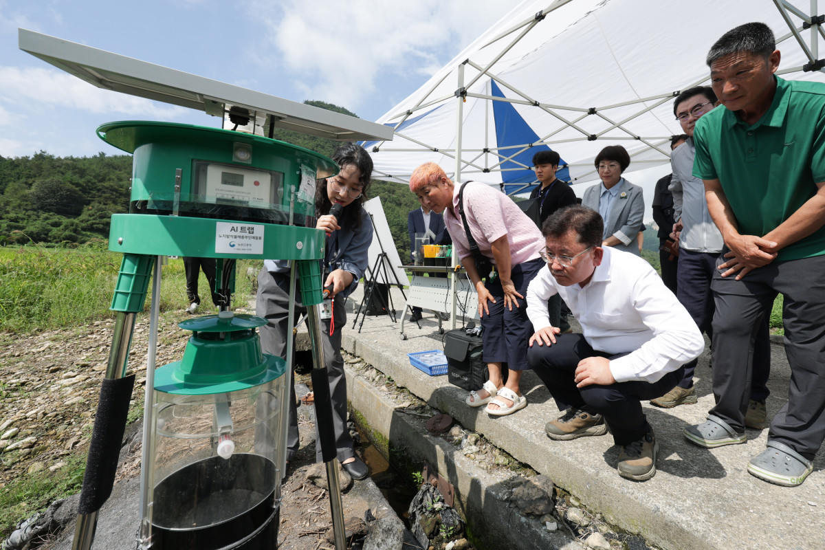 ▲이승돈 농촌진흥청장이 16일 전남 보성군에서 진행 중인 ‘무인 예찰 포획 장치(AI트랩)’ 시범사업 현장을 찾아 운영 상황을 점검하고 있다. (사진제공=농촌진흥청)