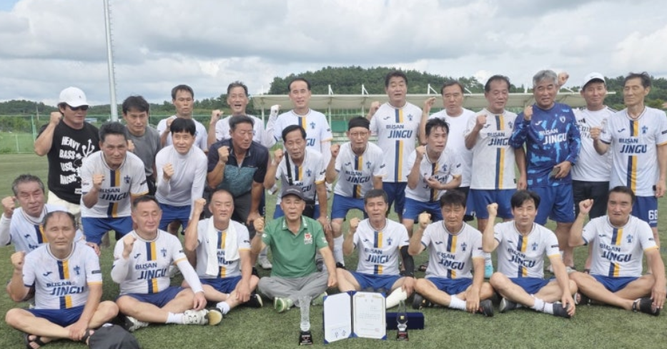 ▲부산진구 60대축구단 전국 실버축구대회 우승기념사진  (사진제공=부산진구)