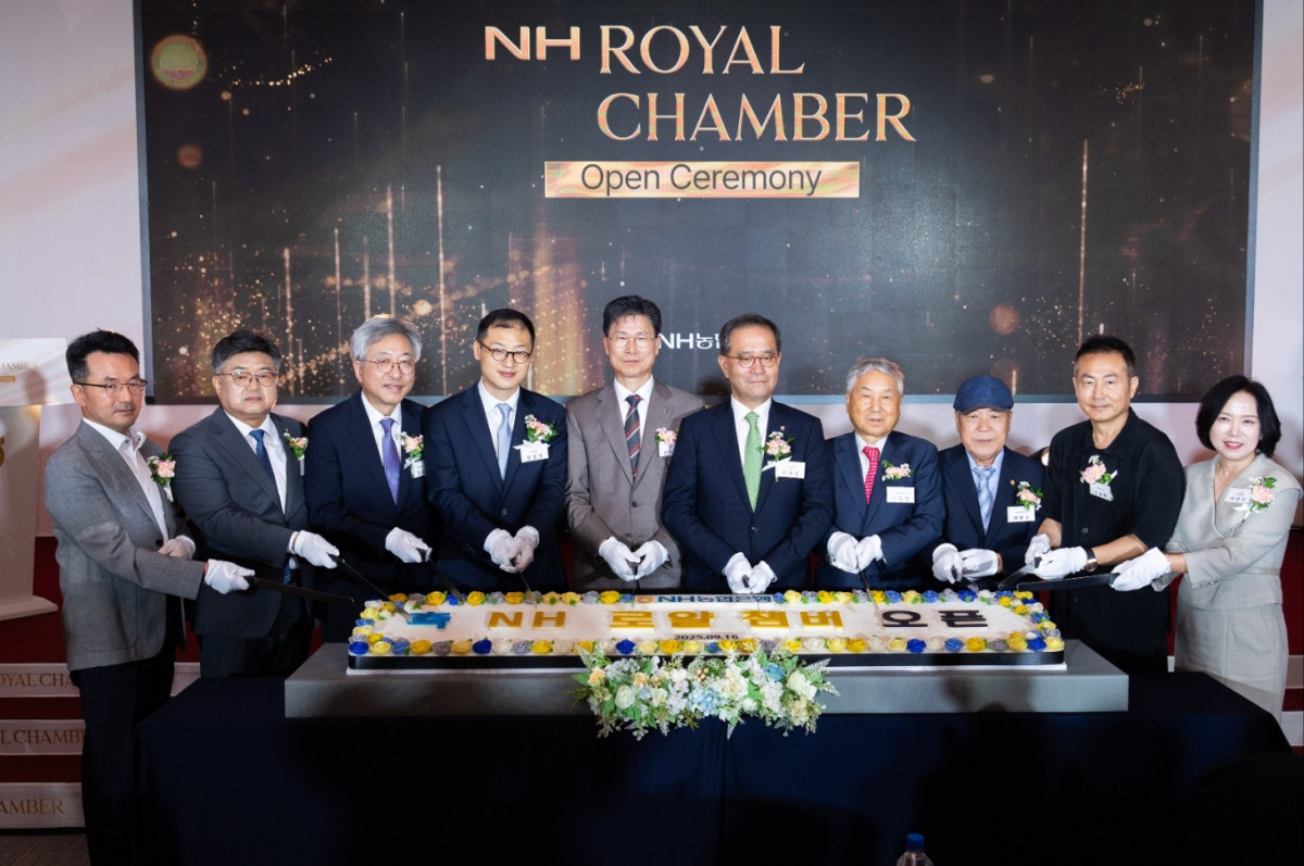 ▲16일 농협은행 본점에서 열린 'NH로얄챔버' 오픈식에서 주요 내빈들이 케이크 커팅식을 하고 있다. (왼쪽 세 번째부터 임정묵 서울대 교수회장, 김상욱 국회의원, 강태영 농협은행장, 이찬우 농협금융지주회장) (사진제공=NH농협은행)
