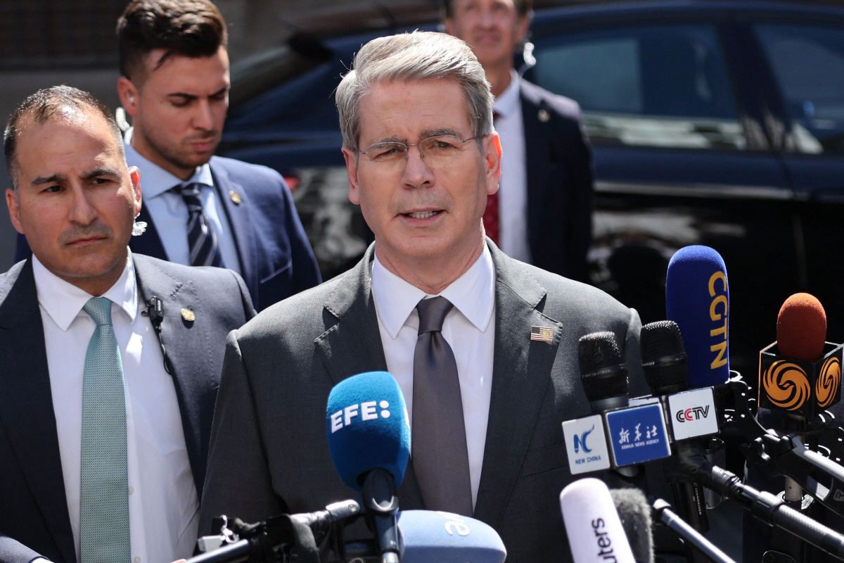 ▲스콧 베선트 미국 재무장관이 15일(현지시간) 스페인 마드리드에서 미·중 4차 고위급 무역회담 둘째날 회담을 마치고 기자회견을 하고 있다. (마드리드/AFP연합뉴스)