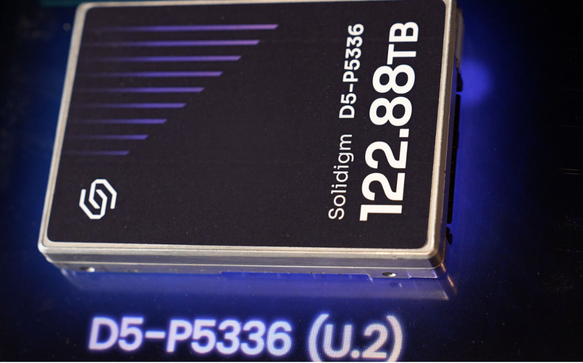 ▲올해 1월 미국 박람회 'CES 2025'에 전시된 인공지능(AI) 데이터센터 전시관에 전시된 SK하이닉스와 솔리다임의 기업용SSD(eSSD) 제품군 (사진-SK하이닉스 뉴스룸)