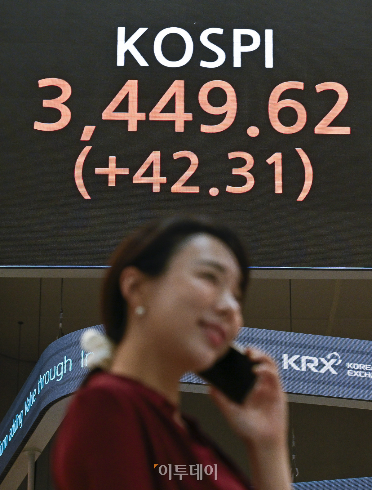▲코스피가 5거래일 연속 사상 최고치를 경신한 16일 서울 영등포구 KRX 한국거래소 서울사무소 전광판에 코스피가 표시돼 있다. 이날 코스피 지수는 전 거래일보다 42.31(1.24%) 포인트 상승한 3449.62를 나타냈다. 이날 코스피는 장중 52주 최고치인 3452.50까지 도달하기도 했다. 조현호 기자 hyunho@