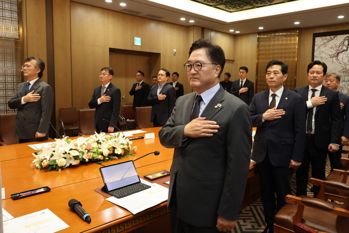 ▲우원식 국회의장이 8일 서울 여의도 국회에서 열린 '국회개혁 자문위원회' 위촉식 및 1차회의에서 국기에 대한 경례를 하고 있다. (연합뉴스)