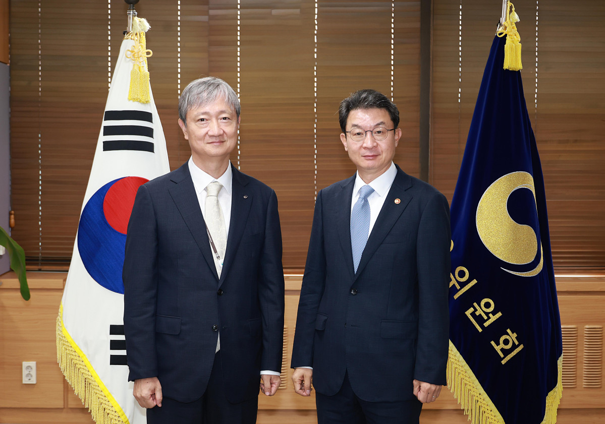 ▲이억원 금융위원장이 16일 오후 서울 종로구 정부서울청사 금융위원장 접견실에서 이찬진 금융감독원장과 첫 회동을 갖고, 앞으로의 금융정책 및 감독방향과 관련해 금융위와 금감원이 한 팀으로 일관성 있게(One-Team, One-voice) 대응해 나가자고 했다. (사진제공=금융위원회)