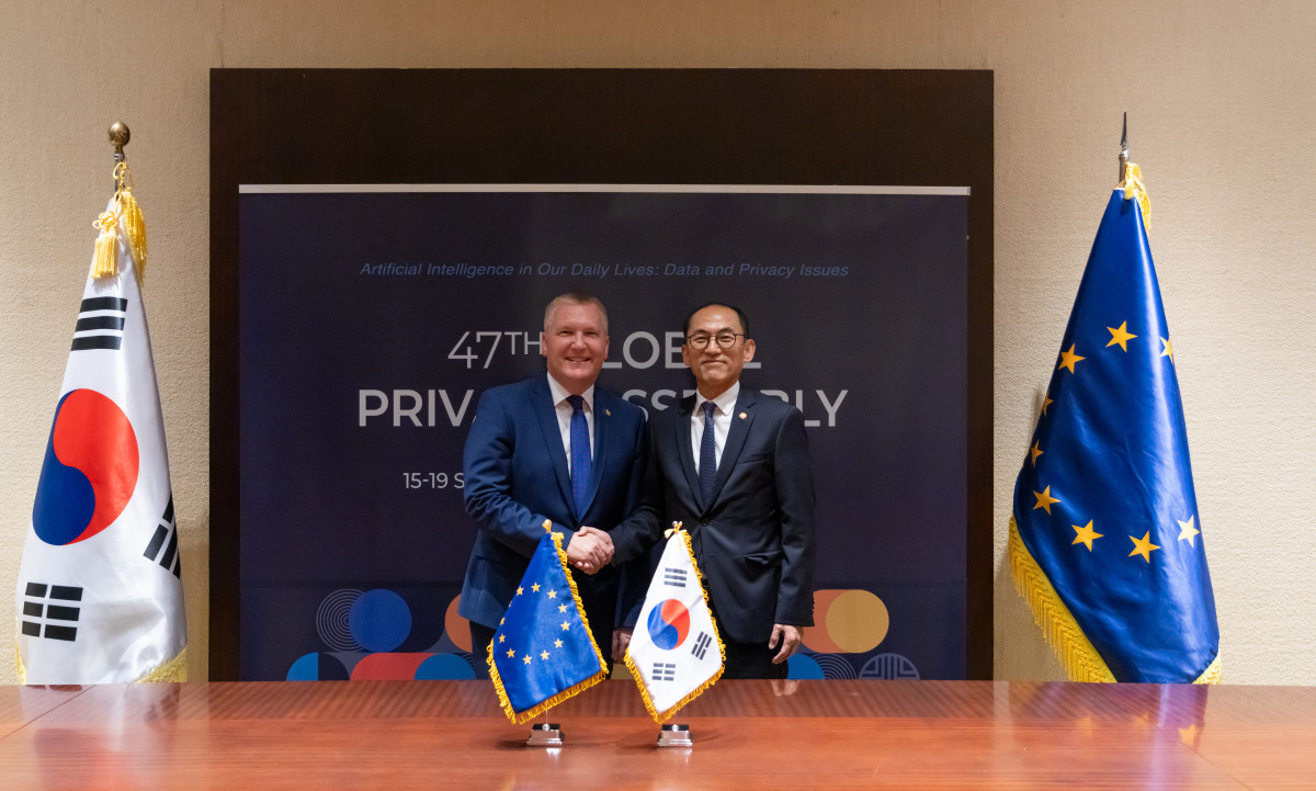 ▲고학수 개인정보보호위원회 위원장(우측)이 16일 서울 용산구 그랜드 하얏트 서울에서 개최된 '글로벌 프라이버시 총회(GPA)'에서 EU 민주주의·사법·법치 및 소비자 보호 담당 마이클 맥그라스 집행위원(좌측)과 함께 한-EU 상호 동등성 인정 발표문을 공개했다. (사진제공=개보위)