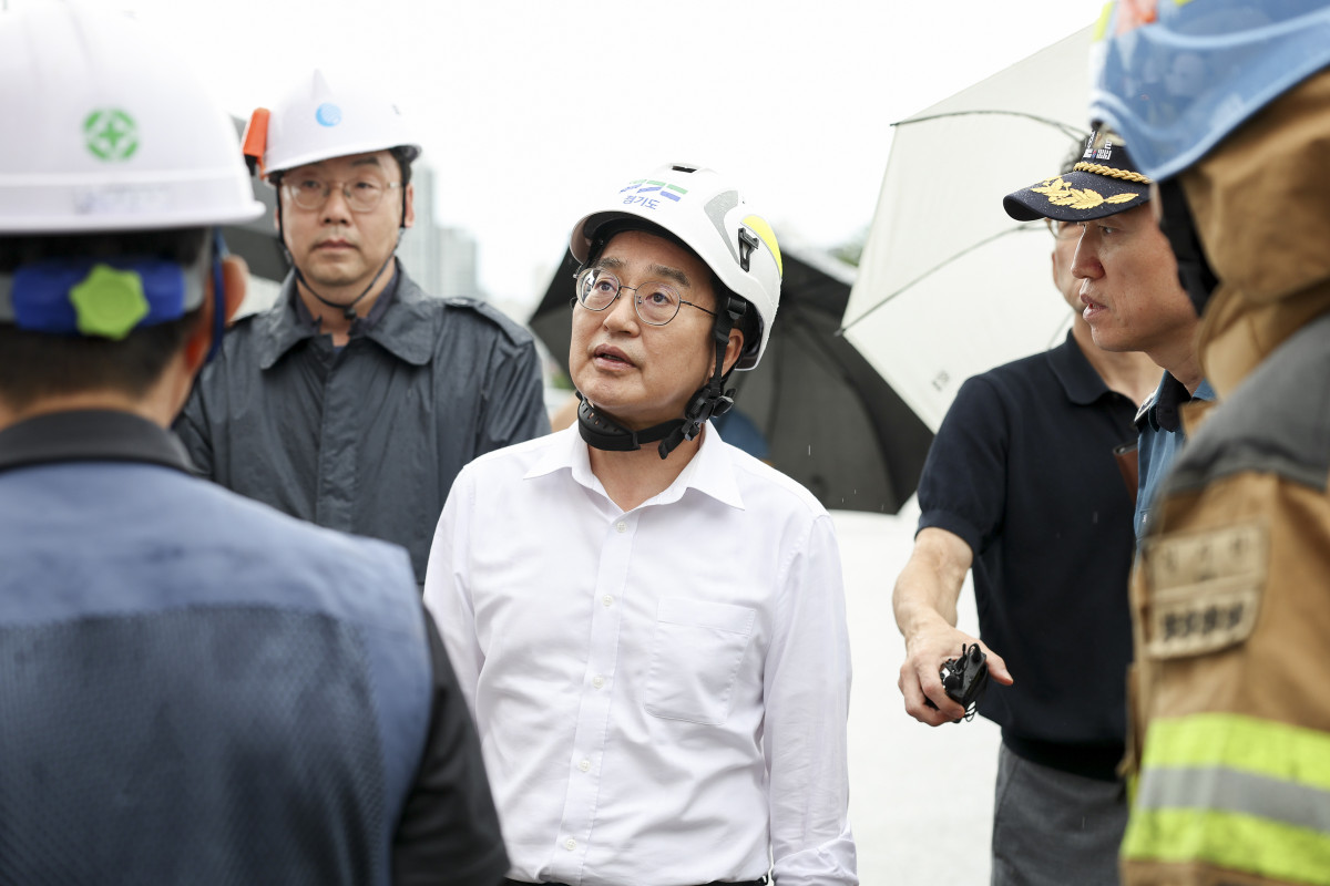 ▲김동연 경기도지사가 16일 안양시 건설현장 외벽 붕괴 사고 현장에서 관계자들과 안전 점검을 하고 있다. (경기도)