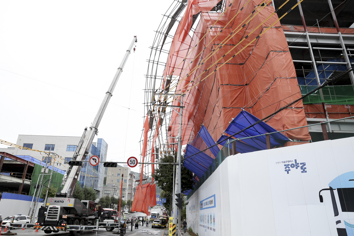 ▲16일 오후 안양시 건설 현장 외벽 붕괴사고 현장모습. (경기도)