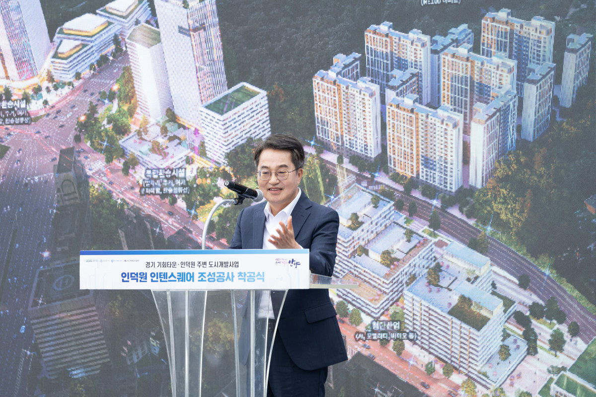 ▲김동연 경기도지사가 16일 안양 인덕원 환승주차장에서 열린 경기 기회타운·인덕원 주변 도시개발사업 인덕원 인텐스퀘어 조성공사 착공식에서 연단에 올라 발표하고 있다. (경기도)