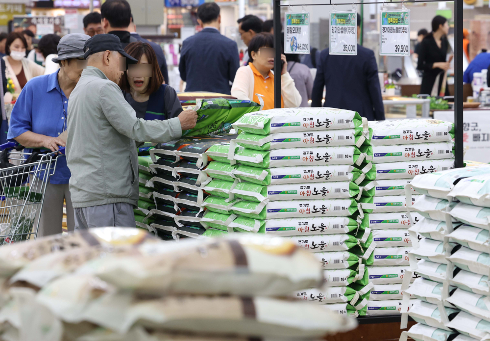 ▲쌀 소비자 가격이 급등하자 농림축산식품부는 5일 가공용 쌀을 추가 공급하고 지난달 1일부터 진행중인 쌀 할인행사 단가를 11일부터 20㎏ 당 3000원에서 5000원으로 늘린다고 밝혔다. 이날 서울의 한 대형마트에서 시민들이 쌀을 살펴보고 있다. 추석을 목전에 두고 쌀값이 지난해 대비 17% 오르며 심리적 저항선인 20kg에 6만 원 선을 넘었다. 이상기후로 생산량이 감소한 영향에 정부 공급 제한 정책까지 맞물린 까닭이다. 신태현 기자 holjjak@(이투데이DB)
