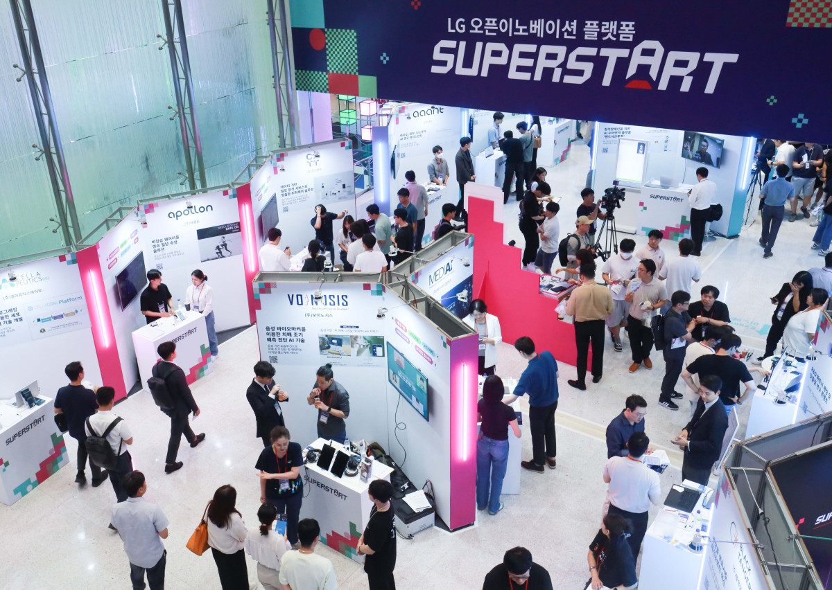 ▲LG는 17일부터 이틀간 마곡 LG사이언스파크에서 스타트업 발굴·육성 행사인 ‘슈퍼스타트 데이 2025’를 개최한다. 사진은 '슈퍼스타트 데이 2024' 행사장 모습. (사진제공-LG)