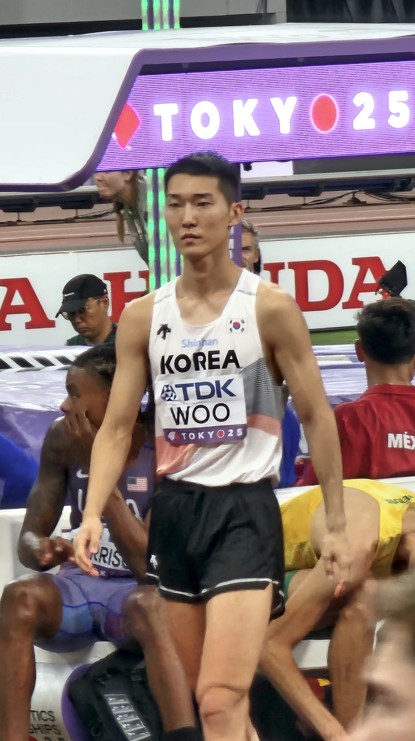 ▲우상혁이 14일 일본 도쿄 국립경기장에서 열린 2025 세계육상선수권 남자 높이뛰기 예선을 준비하며 생각에 잠겨 있다. (연합뉴스)