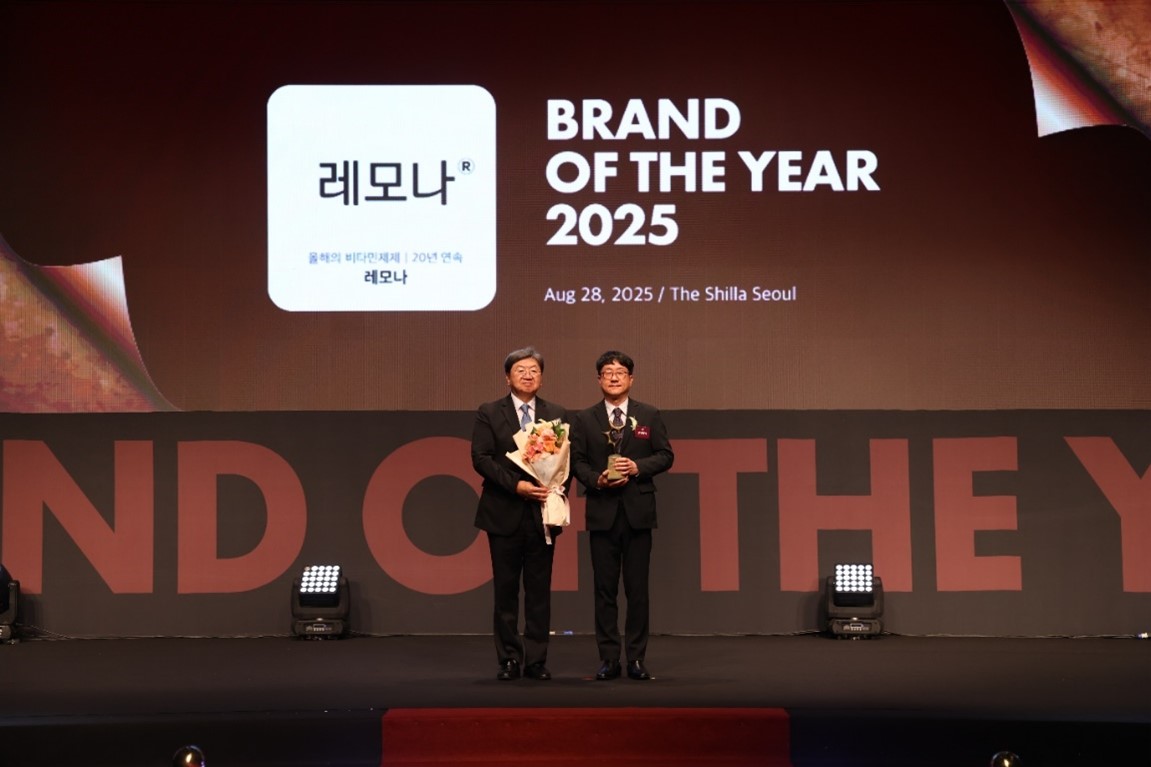 ▲이남식 한국소비자포럼 자문위원장(왼쪽)과 경남제약 HnB사업본부 최윤범 본부장이 기념촬영을 하고 있다.(경남제약 제공)