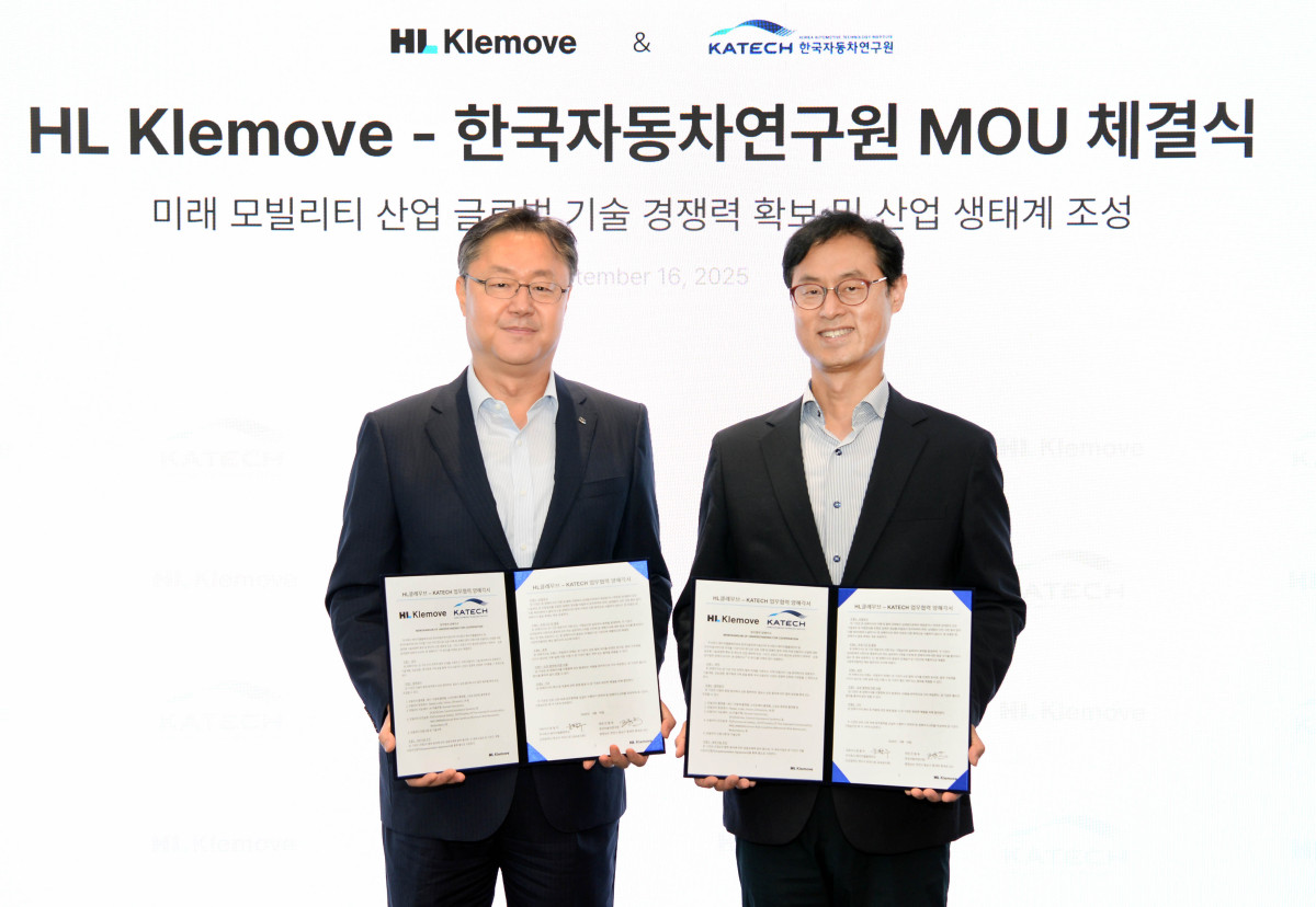 ▲16일 경기도 성남시에 위치한 HL클레무브 글로벌 연구개발(R&D)센터에서 윤팔주(왼쪽) HL클레무브 대표이사, 진종욱 한국자동차연구원 원장이 MOU 체결 기념사진을 촬영하고 있다.  (사진=한국자동차연구원)