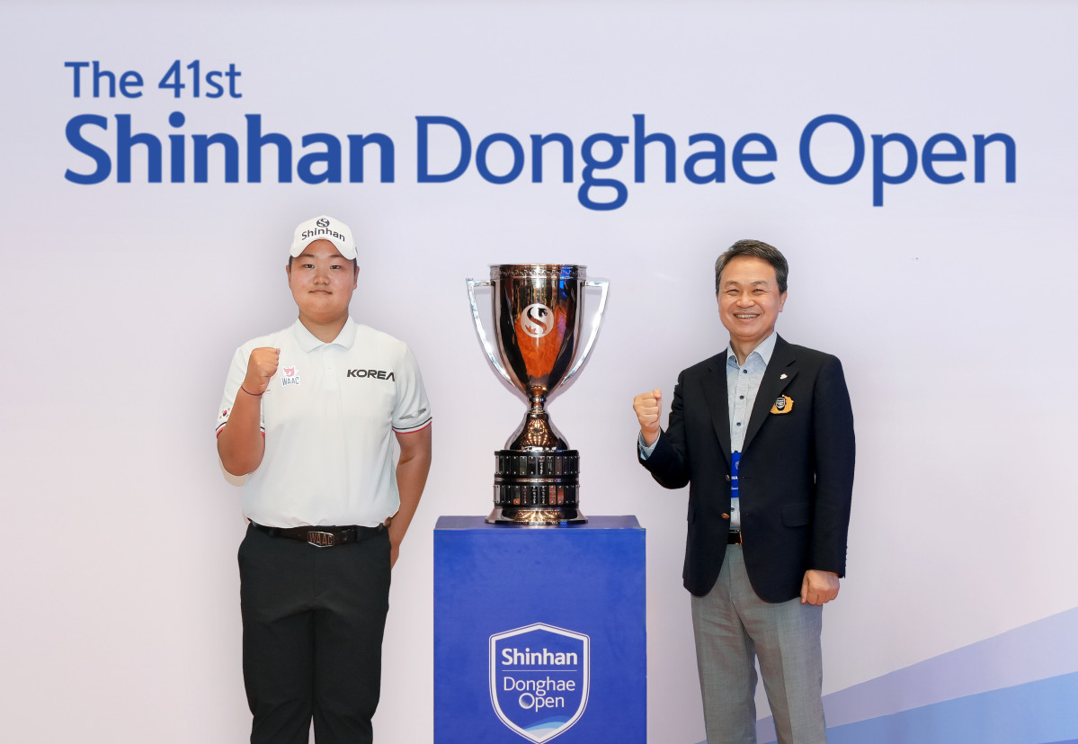 ▲ 14일 후원협약을 체결하며 (사진 오른쪽)진옥동 신한금융그룹 회장과 유민혁 선수가 기념촬영을 하고 있다.

 (사진제공=신한금융그룹)