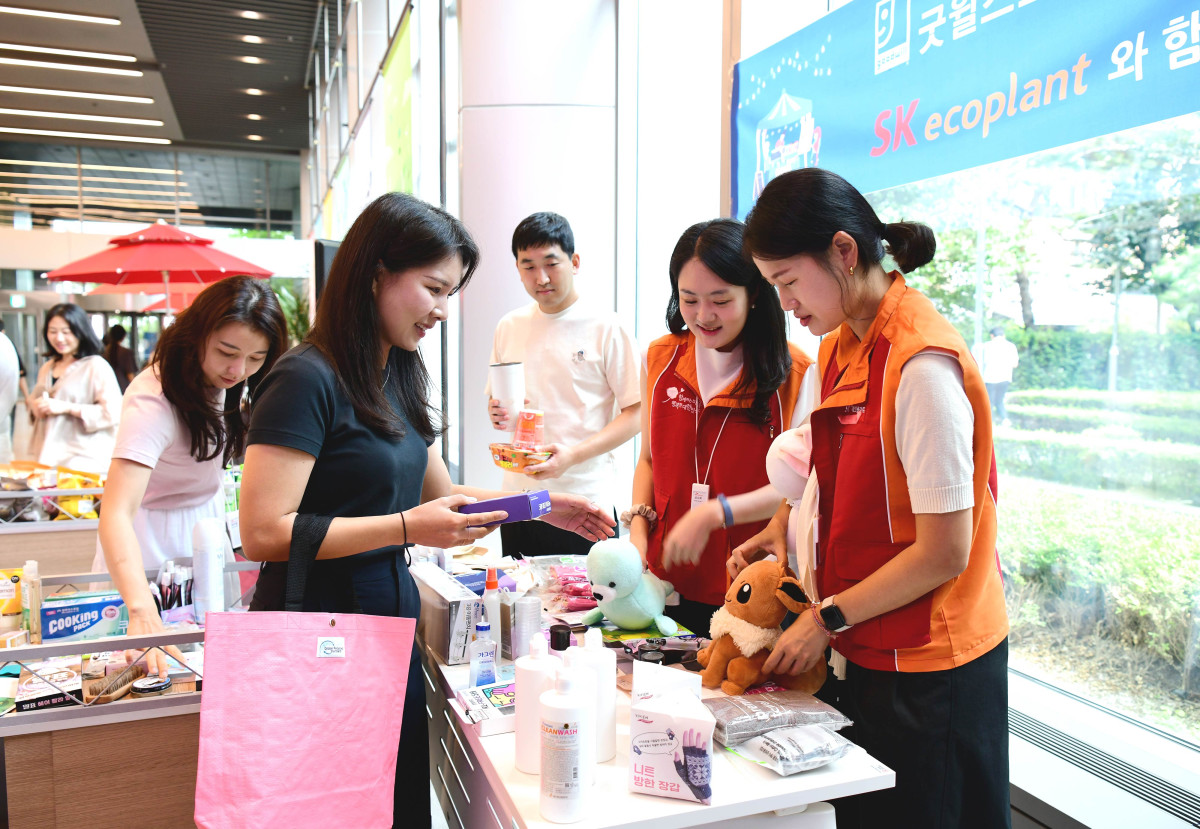 ▲12일 서울 종로구 수송동 SK에코플랜트 본사에서 열린 사내 자원순환 기부프로그램 연계 바자회에서 SK에코플랜트 구성원들이 물품을 구매하고 있는 모습. (사진제공=SK에코플랜트)