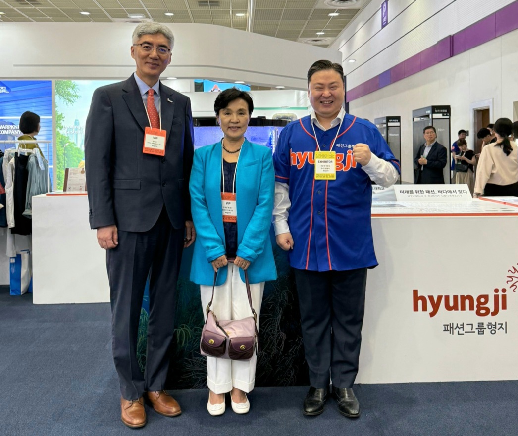 ▲8월 20일 '프리뷰 인 서울 2025'에서 최준호(오른쪽부터) 형지엘리트·형지글로벌 대표이사, 강금실 전 법무부장관, 한태준 겐트대학교 글로벌캠퍼스 총장이 기념 사진을 촬영하고 있다. (사진제공=패션그룹형지)