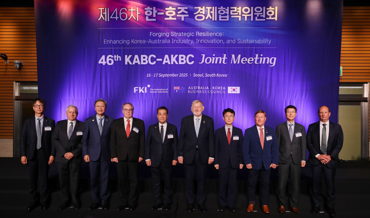 ▲장인화 포스코홀딩스 회장과 마틴 퍼거슨 AKBC 위원장을 비롯한 내빈들이 17일 FKI타워 컨퍼런스센터에서 열린 '제46차 한-호주 경제협력위원회'에 참석해 기념촬영을 하고 있다. (사진 앞줄 왼쪽부터) 조성한 GS건설 부사장, 빌 페터슨 AKBC 이사, 김창범 한경협 부회장, 제프 로빈슨 주한 호주대사, 장인화 포스코홀딩스 회장, 마틴 퍼거슨 AKBC위원장, 박종원 산업부 통상차관보, 존 워커 AKBC 부의장, 오세철 삼성물산 사장, 데릴 쿠주보 Arafura rare earths 대표이사. (포스코)