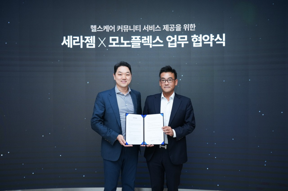 ▲헬스케어 커뮤니티 공동 기획을 위한 업무협약(MOU)을 체결하는 알엔알(모노플렉스) 석민철 대표와 세라젬 조용준 전무(왼쪽부터)(세라젬)