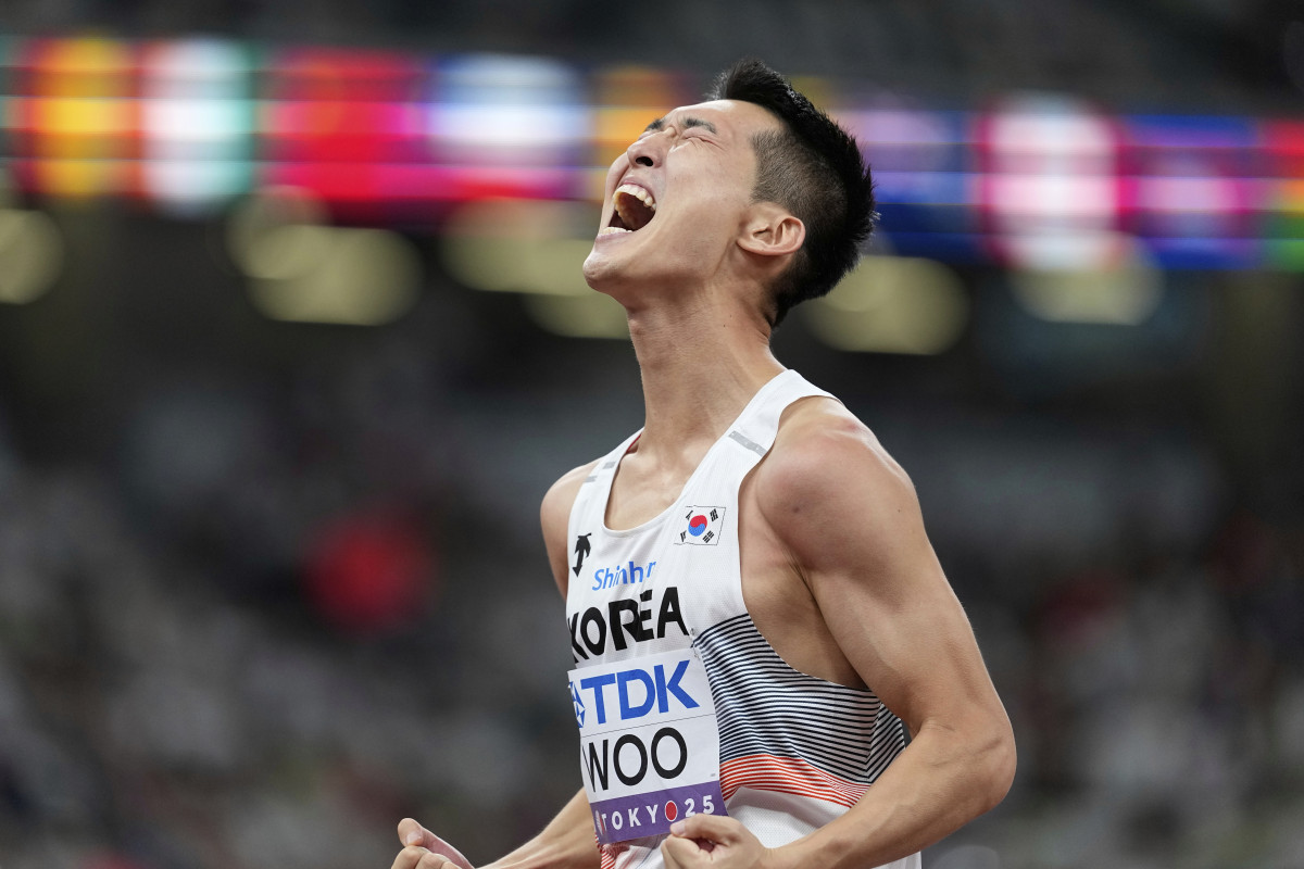 ▲우상혁이 도쿄 국립경기장에서 열린 2025 세계육상선수권 남자 높이뛰기 결선에서 은메달을 차지한 뒤 포즈를 취하고 있다. (출처=연합뉴스)