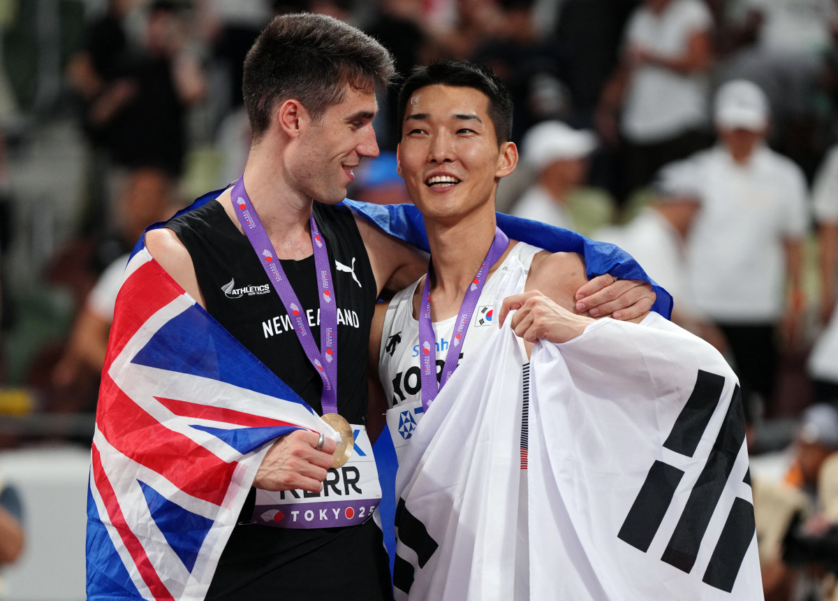 ▲우상혁과 해미시 커가 2025 세계육상선수권 남자 높이뛰기 결선 후 각각 대한민국과 뉴질랜드 국기를 두르고 메달을 목에 건 채 서로의 어깨를 감싸고 있다. (출처=연합뉴스)