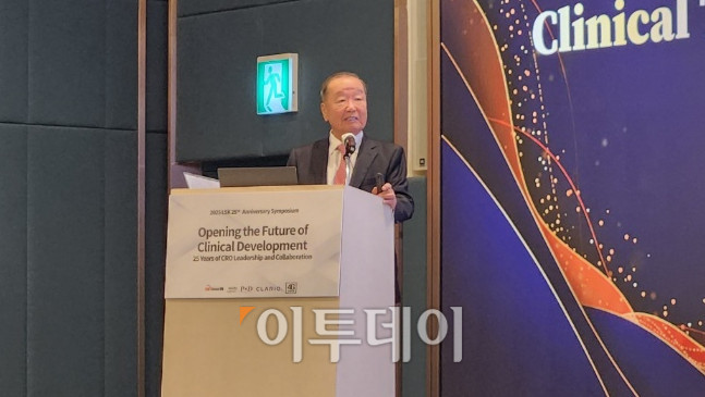 ▲이영작 LSK 글로벌 PS 대표는 17일 서울 송파구 소피텔 앰배서더 잠실에서 열린 ‘LSK Global PS 창립 25주년 기념 심포지엄’에서 발표하고 있다. (이상민 기자 imfactor@)