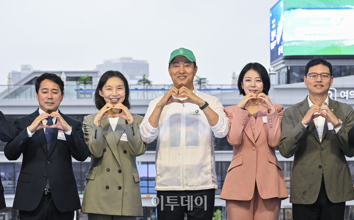 ▲오세훈(가운데) 서울시장과 최호정(왼쪽 두 번째) 서울시의회 의장 등 참석자들이 17일 서울 영등포구 한강버스 여의도선착장 앞에서 열린 한강버스 취항식에서 리본 커팅을 마친 후 기념촬영을 하고 있다. 서울시의 첫 수상 대중교통인 한강버스는 18일 정식 운항을 시작한다. 마곡에서 잠실까지 모두 7개 선착장, 28.9km 구간을 오가며, 정식 운항 초기엔 오전 11시부터 밤 9시 37분까지 하루 14회 운항할 예정이다. 조현호 기자 hyunho@