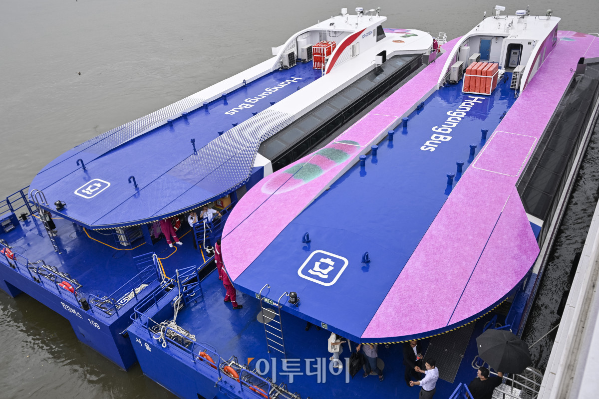 ▲17일 서울 영등포구 한강버스 여의도선착장 앞에서 열린 한강버스 취항식에서 선착장에 한강버스 대기하고 있다. 서울시의 첫 수상 대중교통인 한강버스는 18일 정식 운항을 시작한다. 마곡에서 잠실까지 모두 7개 선착장, 28.9km 구간을 오가며, 정식 운항 초기엔 오전 11시부터 밤 9시 37분까지 하루 14회 운항할 예정이다. 조현호 기자 hyunho@