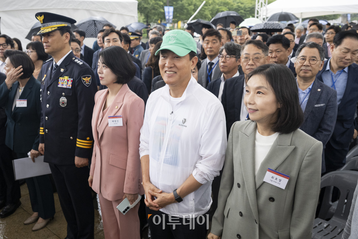 ▲오세훈 서울시장이 17일 서울 영등포구 한강버스 여의도선착장 앞에서 열린 한강버스 취항식에 참석하고 있다. 서울시의 첫 수상 대중교통인 한강버스는 18일 정식 운항을 시작한다. 마곡에서 잠실까지 모두 7개 선착장, 28.9km 구간을 오가며, 정식 운항 초기엔 오전 11시부터 밤 9시 37분까지 하루 14회 운항할 예정이다. 조현호 기자 hyunho@
