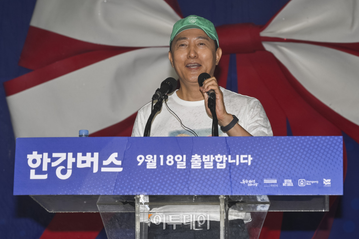 ▲오세훈 서울시장이 17일 서울 영등포구 한강버스 여의도선착장 앞에서 열린 한강버스 취항식에서 인사말을 하고 있다. 서울시의 첫 수상 대중교통인 한강버스는 18일 정식 운항을 시작한다. 마곡에서 잠실까지 모두 7개 선착장, 28.9km 구간을 오가며, 정식 운항 초기엔 오전 11시부터 밤 9시 37분까지 하루 14회 운항할 예정이다. 조현호 기자 hyunho@