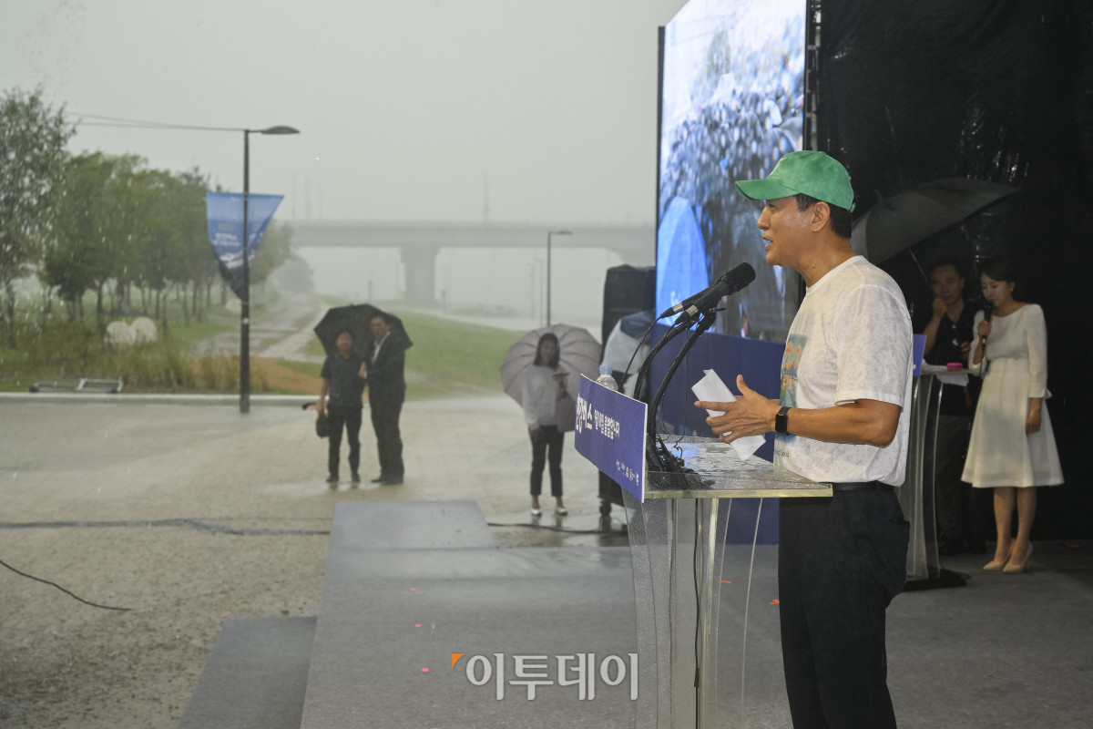 ▲오세훈 서울시장이 17일 서울 영등포구 한강버스 여의도선착장 앞에서 열린 한강버스 취항식에서 인사말을 하고 있다. 서울시의 첫 수상 대중교통인 한강버스는 18일 정식 운항을 시작한다. 마곡에서 잠실까지 모두 7개 선착장, 28.9km 구간을 오가며, 정식 운항 초기엔 오전 11시부터 밤 9시 37분까지 하루 14회 운항할 예정이다. 조현호 기자 hyunho@