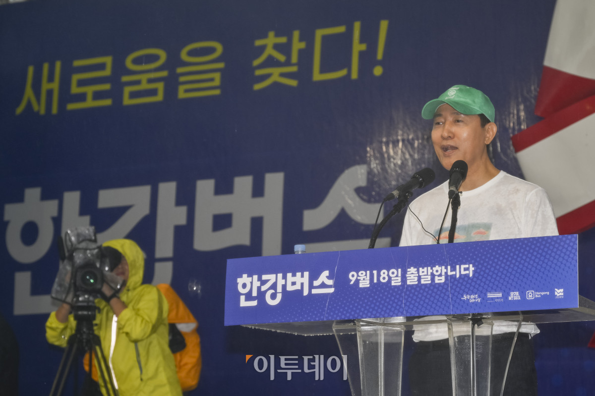 ▲오세훈 서울시장이 17일 서울 영등포구 한강버스 여의도선착장 앞에서 열린 한강버스 취항식에서 인사말을 하고 있다. 서울시의 첫 수상 대중교통인 한강버스는 18일 정식 운항을 시작한다. 마곡에서 잠실까지 모두 7개 선착장, 28.9km 구간을 오가며, 정식 운항 초기엔 오전 11시부터 밤 9시 37분까지 하루 14회 운항할 예정이다. 조현호 기자 hyunho@