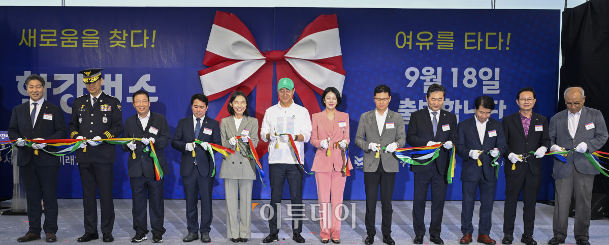 ▲오세훈(왼쪽 여섯 번째) 서울시장과 최호정(왼쪽 다섯 번째) 서울시의회 의장 등 참석자들이 17일 서울 영등포구 한강버스 여의도선착장 앞에서 열린 한강버스 취항식에서 리본 커팅을 하고 있다. 서울시의 첫 수상 대중교통인 한강버스는 18일 정식 운항을 시작한다. 마곡에서 잠실까지 모두 7개 선착장, 28.9km 구간을 오가며, 정식 운항 초기엔 오전 11시부터 밤 9시 37분까지 하루 14회 운항할 예정이다. 조현호 기자 hyunho@