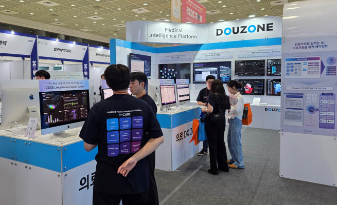▲더존비즈온은 17~19일 서울 코엑스에서 열리는 ‘국제 병원 및 헬스테크 박람회(KHF) 2025’에 참가해 의료 기관의 디지털전환(DX)부터 인공지능(AI) 적용, 정밀의료로 이어지는 전방위적 의료 혁신 방향성을 제시했다. (사진제공 = 더존비즈온)