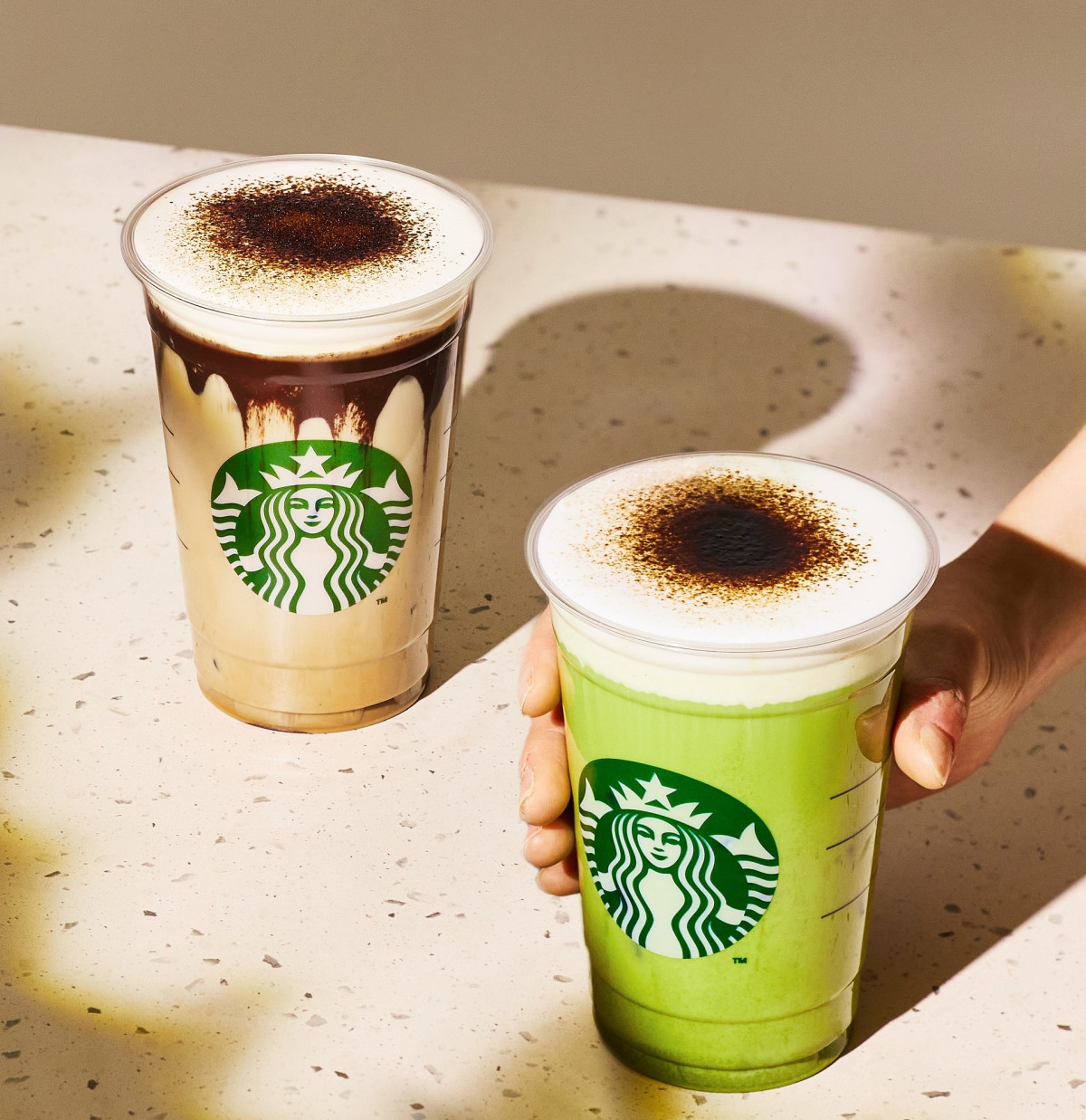 ▲사진 왼쪽부터 '블랙 글레이즈드 라떼'와  '말차 글레이즈드 라떼’ (사진제공=스타벅스)