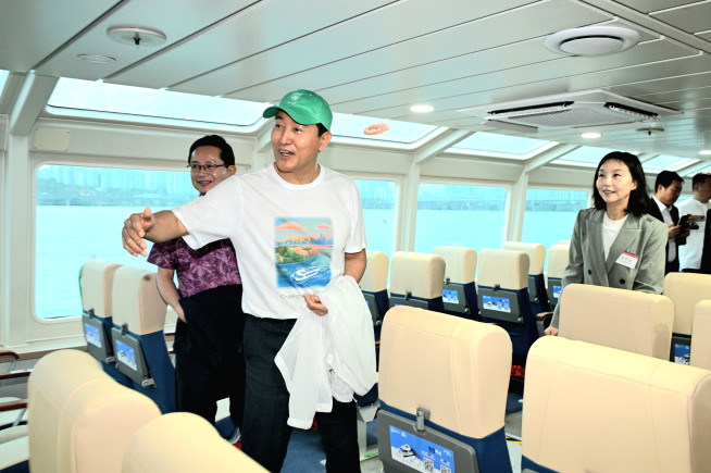 ▲오세훈 서울시장이 17일 오전 '한강버스 취항식'을 마친 후 한강버스 내부를 둘러보고 있다. (사진제공=서울시)