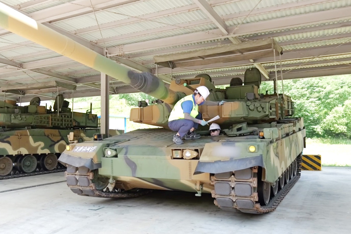 ▲현대로템 관계자가 최근 전라남도 장성군 육군 기계화학교를 방문해 K2전차 장비 점검을 진행하는 모습. (사진= 현대로템)