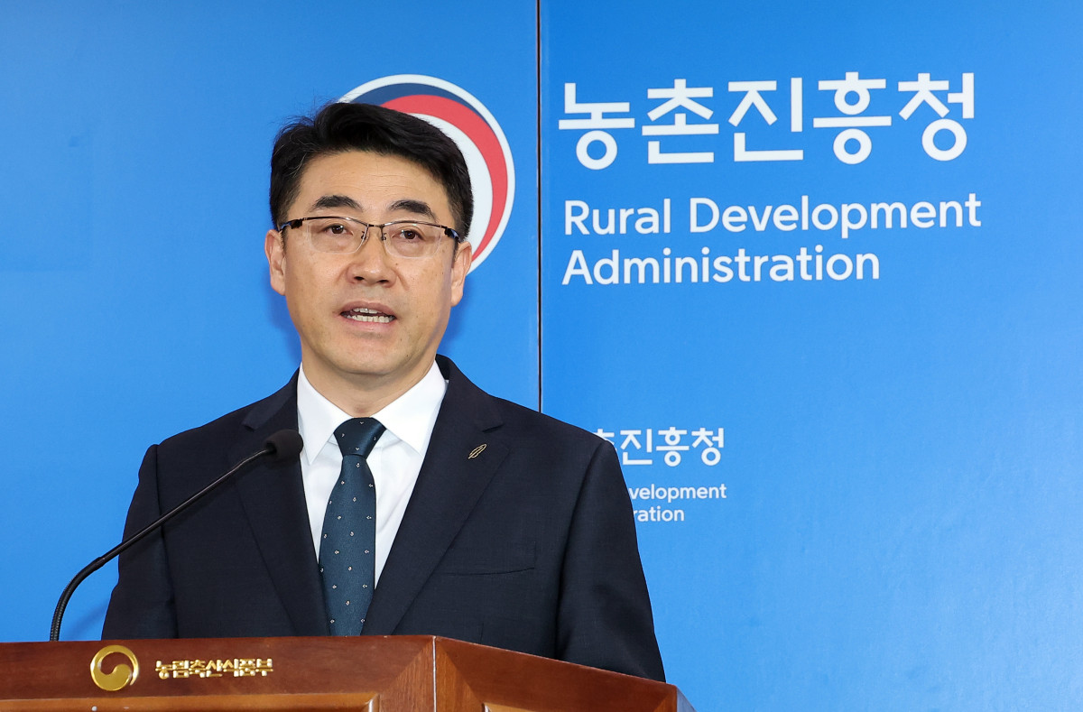 ▲김진형 국립축산과학원 축산자원개발부장이 17일 정부세종청사 농식품부 기자실에서 젖소 부모 선조의 혈통 정보와 우유 생산 기록을 토대로 평가하던 기존 방식에 DNA 분석 결과를 반영하는 새로운 국가 단위 유전체 유전능력 평가 체계를 완성했다고 밝히고 있다. (연합뉴스)