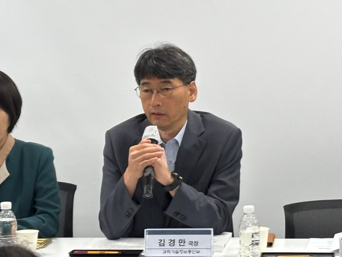 ▲김경만 과학기술정보통신부 인공지능기반정책관은 17일 서울 상연재 별관에서 열린 AI기본법 제정 기자간담회에서 AI기본법 하위법령에 대해 설명하고 있다. (김나리 기자)