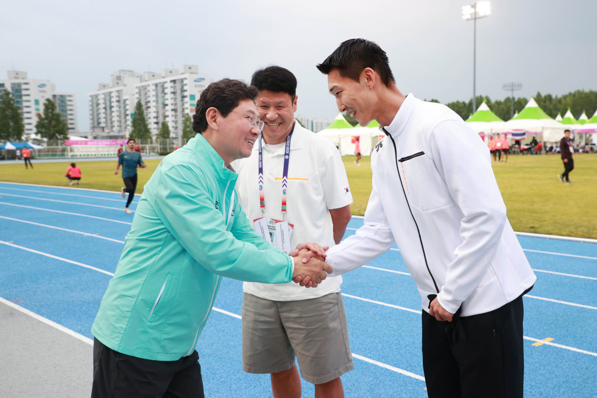 ▲ 이상일 시장이 지난 5월 29일 구미에서 열린 '아시아육상경기선수권대회'를 찾아 우상혁 선수를 격려하는 모습. (용인특례시)