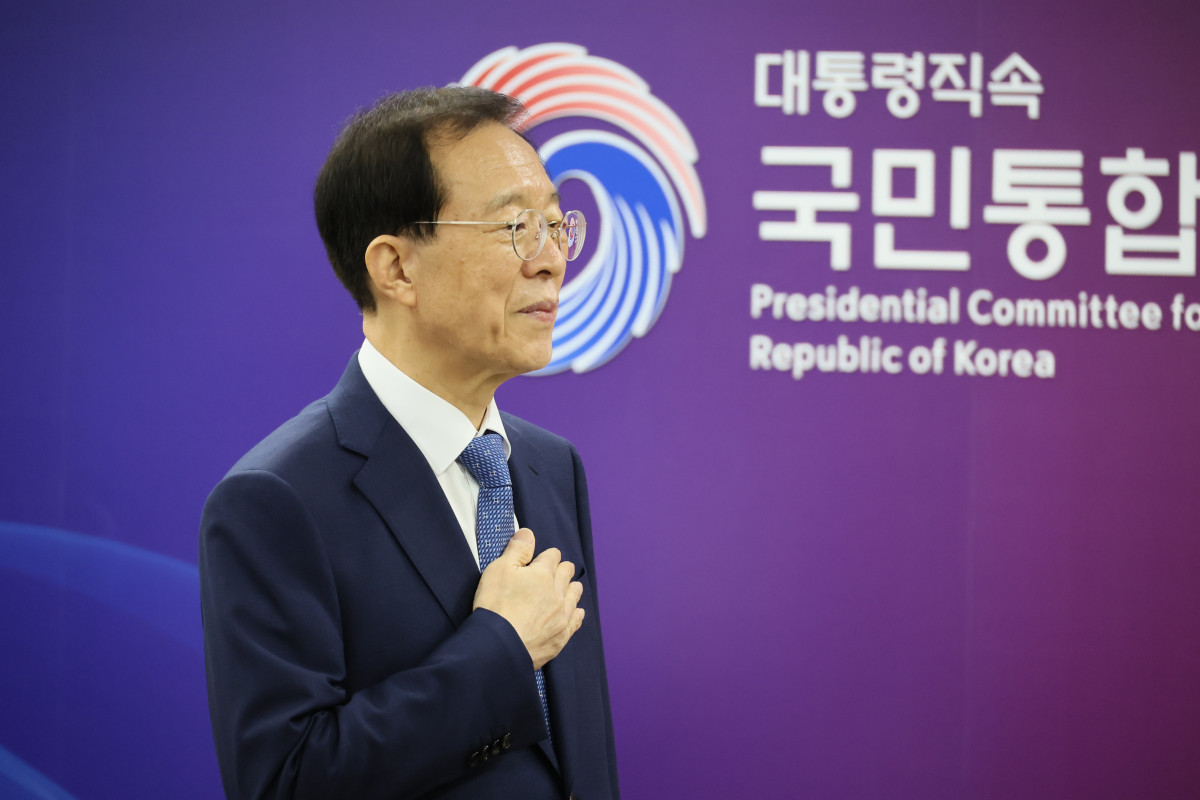 ▲이석연 신임 국민통합위원장이 15일 서울 종로구 정부서울청사에서 열린 취임식에서 국기에 경례하고 있다. 2025.9.15 (연합뉴스)