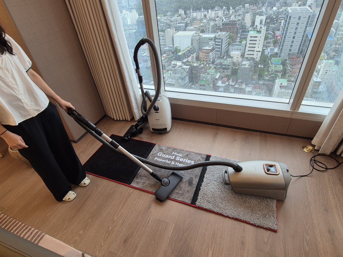 ▲밀레 가드 L1 청소기는 자동으로 바닥 재질을 감지해 맞춤형 청소가 가능하다. (박민웅 기자 pmw7001@)